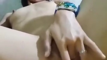 Cewek Tocil Ngangkang Gesek Klitoris Sampe Basah