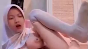 ABG Jilbab Colmek Ampe Desah Kenceng