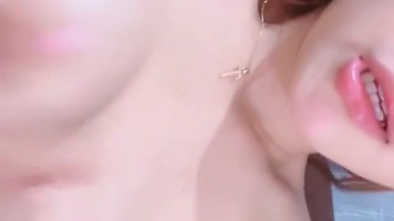 Cewe Rambut Pirang Uting Pink Bugil